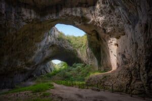 Lire la suite à propos de l’article Découvrir la grotte de Devetashka en Bulgarie